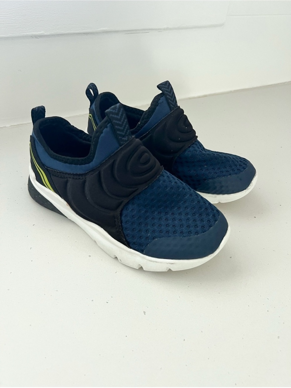 Kids Navy Blue Slip-On Athletic Sneakers Hook & Loop Closure Lightweight size 2